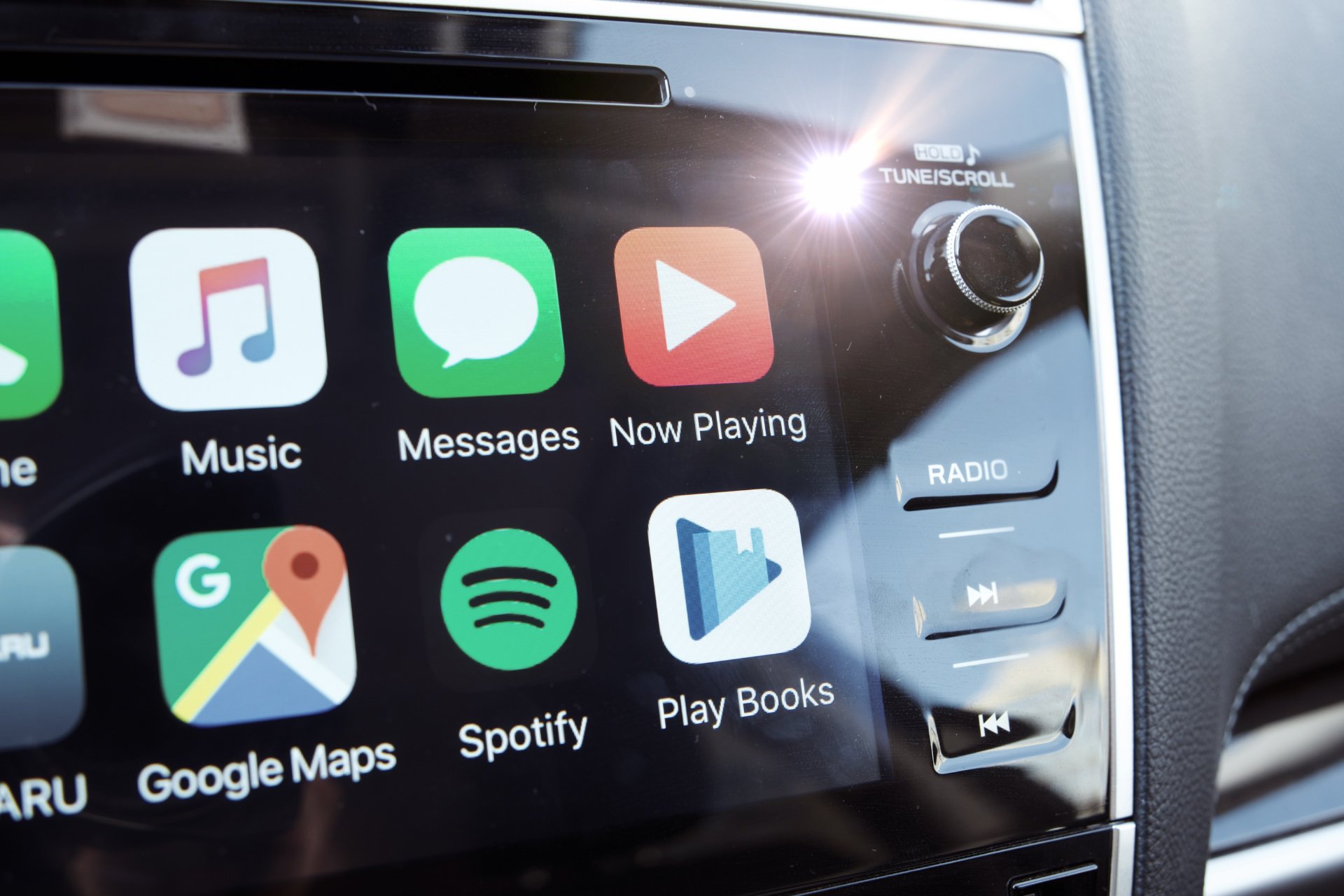 как выглядит YouTube music на экране CarPlay android auto