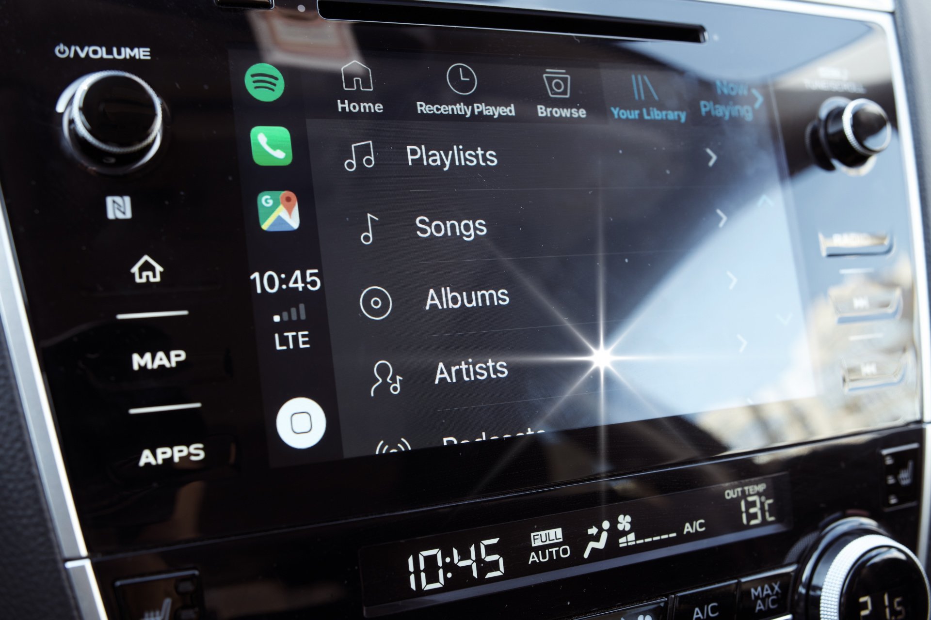 выбор песен плейлиста альбомов исполнителей spotify через CarPlay