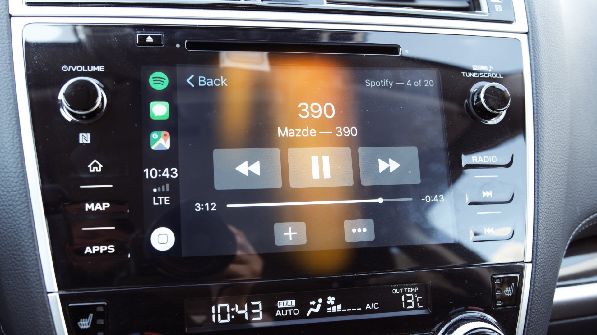 проигрывание трека Spotify через Apple CarPlay