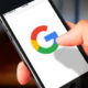 логотип гугл на смартфоне